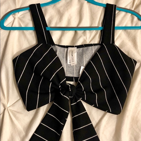 🆕 Black and White Front Tie Crop Top - Picture 1 of 3